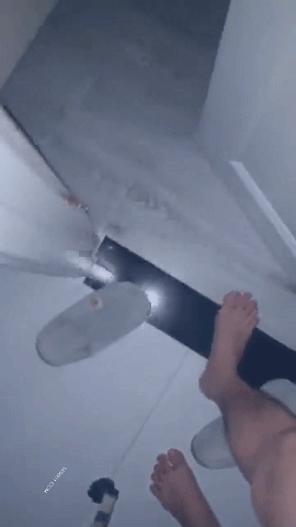 半夜儿子偷偷溜进妈妈房间 对着裸睡的妈妈打飞机202212251113387.gif